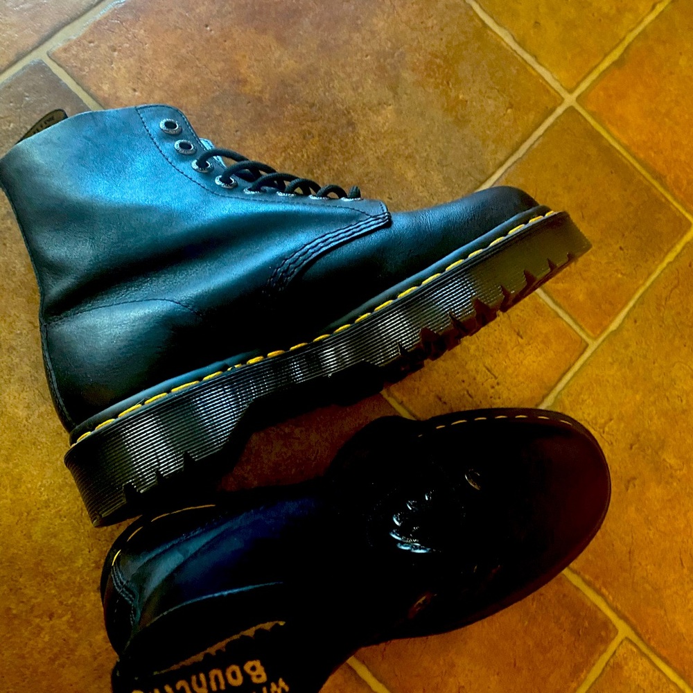 Doc Marten boots - great condition Sz 8 women